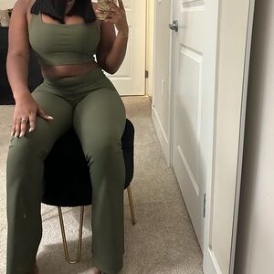 Green two-piece leggings set